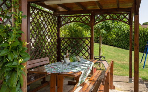 San Piero: Pianta, Proprietà, Tavolo, Mobilia, Shade, Tavolo Esterno, Legna, Mobili Da Esterno, Architettura, Interior Design