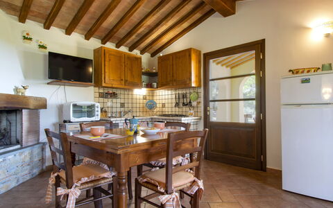 Elisa: Tavolo, Proprietà, Mobilia, Legna, Cabinetry, Interior Design, Cucina, Pavimentazione, Pavimento, Costruzione