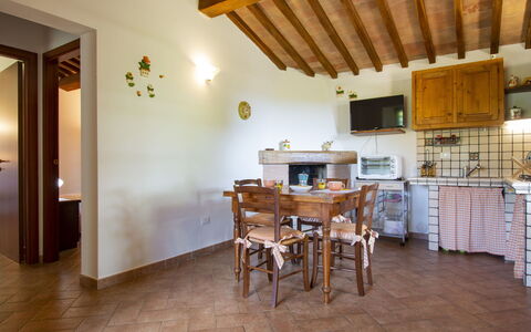 Elisa: Proprietà, Tavolo, Legna, Interior Design, Architettura, Pavimentazione, Costruzione, Color Legno, Pavimento, Soggiorno