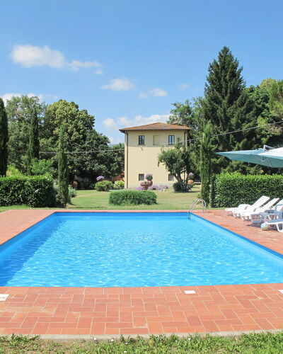 Laura: Swimming Pool, Property, Real Estate, Grass, Residential Area, Leisure, House, Building, Vacation, Backyard