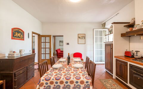 Podere Chiocciolaia: Proprietà, Mobilia, Cabinetry, Tavolo, Legna, Illuminazione, Cassetto, Interior Design, Casa, Pavimentazione