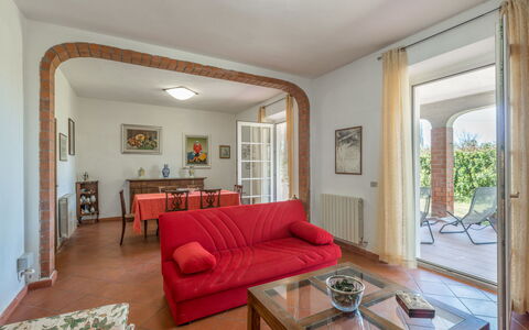Podere Chiocciolaia: Tavolo, Divano, Mobilia, Proprietà, Cornice, Comfort, Legna, Illuminazione, Soggiorno, Interior Design