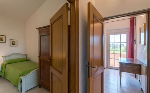 Podere Chiocciolaia: Mobilia, Porta, Comfort, Legna, Costruzione, Cabinetry, Interior Design, Pavimentazione, Pavimento