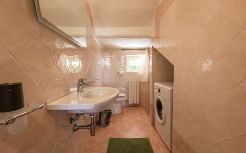 Podere Chiocciolaia: Rubinetto, Lavandino Del Bagno, Idraulico Fixture, Lavello, Specchio, Costruzione, Bagno, Interior Design, Pavimento, Pavimentazione