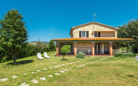 Podere Chiocciolaia: Pianta, Cielo, Costruzione, Albero, Finestra, Paesaggio Naturale, Lotto, Casa, Erba, Shade