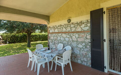 Podere Chiocciolaia: Pianta, Proprietà, Sedia, Tavolo, Shade, Costruzione, Legna, Interior Design, Pavimentazione, Pavimento