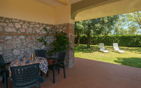 Podere Chiocciolaia: Pianta, Tavolo, Proprietà, Mobilia, Vaso Di Fiori, Sedia, Pianta Della Casa, Shade, Interior Design, Legna