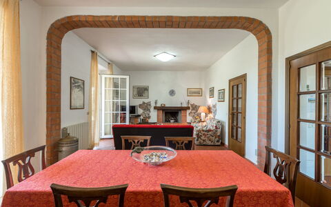 Podere Chiocciolaia: Tavolo, Proprietà, Mobilia, Cornice, Sedia, Legna, Illuminazione, Tessile, Sala, Interior Design