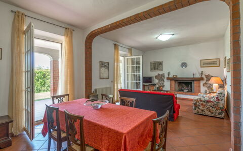 Podere Chiocciolaia: Tavolo, Mobilia, Proprietà, Sedia, Costruzione, Legna, Interior Design, Cornice, Architettura, Pavimento