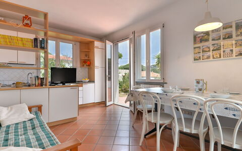 Wendy: Mobilia, Cabinetry, Finestra, Tavolo, Costruzione, Controsoffitto, Legna, Cucina, Architettura, Interior Design