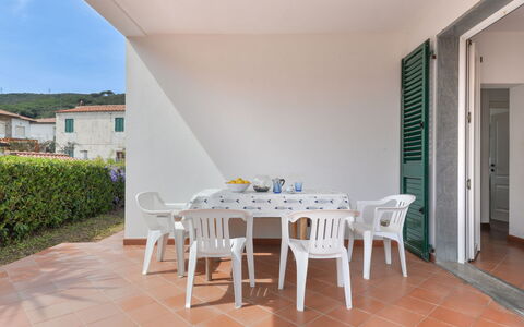 Wendy: Tavolo, Pianta, Mobilia, Sedia, Costruzione, Legna, Shade, Mobili Da Esterno, Interior Design, Pavimentazione
