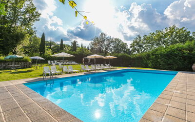 Bucine 610: Water, Cloud, Sky, Property, Plant, Swimming Pool, Building, Azure, Tree, Leisure