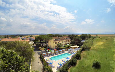 Cecina 610: Nube, Cielo, Pianta, Azzurro, Paesaggio Naturale, Costruzione, Albero, Lotto, Vegetazione, Piscina