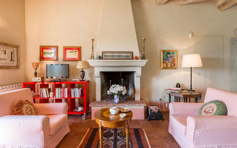Ginestra: Table, Furniture, Couch, Property, Picture Frame, Wood, Lighting, Interior Design, Orange, Living Room