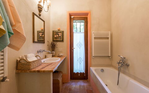 Ginestra: Bathtub, Property, Tap, Plumbing Fixture, Sink, Wood, Bathroom, Building, Interior Design