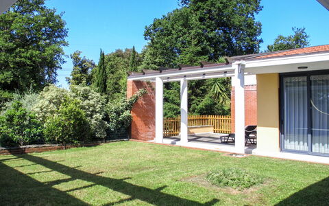 Vittoria: Proprietà, Casa, Casa, Immobiliare, Costruzione, Cortile, Backyard, Erba, Architettura, Prato