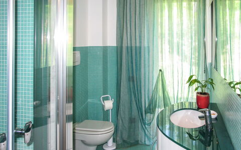 Vittoria: Bagno, Camera, Proprietà, Verde, Tenda, Interior Design, Finestra Trattamento, Costruzione, Piastrella, Per Finestre