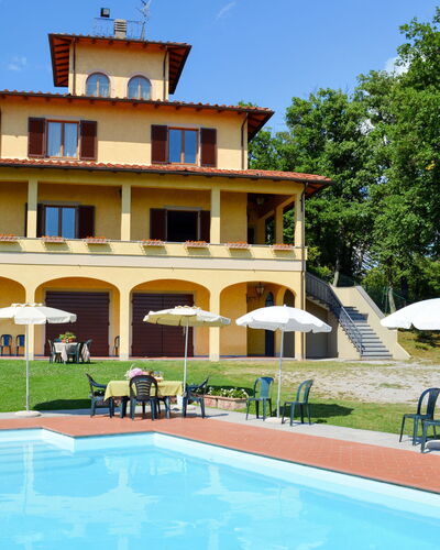 Le Castagne: Property, Building, House, Swimming Pool, Real Estate, Estate, Home, Architecture, Villa, Residential Area