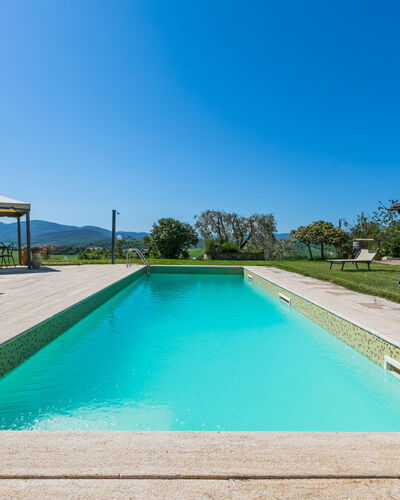 Metallo: Water, Sky, Plant, Property, Swimming Pool, Azure, Rectangle, Body Of Water, Shade, Architecture