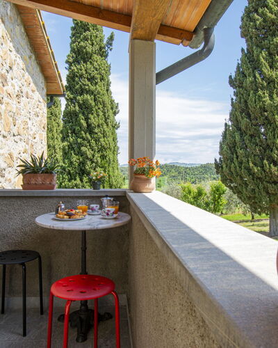 Il Sorbo: Plant, Table, Flower, Furniture, Property, Sky, Flowerpot, Building, Wood, Houseplant