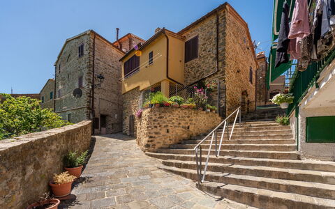 Vittorio: Cielo, Pianta, Proprietà, Costruzione, Finestra, Architettura, Le Scale, Vaso Di Fiori, Casa, Manto Stradale