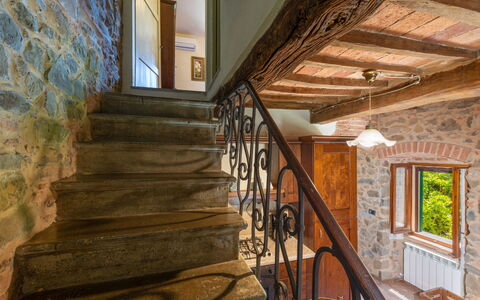 Vittorio: Finestra, Costruzione, Le Scale, Legna, Interior Design, Pavimentazione, Pianta, Pavimento, Cornice