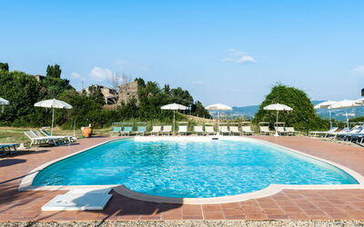 Pomarance 650: Acqua, Cielo, Risorse Idriche, Pianta, Proprietà, Piscina, Nube, Albero, Azzurro