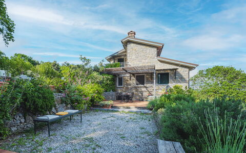 Casa Marepietra: Cielo, Montagna, Giorno, Costruzione, Pianta, Paesaggio Naturale, Casa, Vegetazione, Highland, Albero