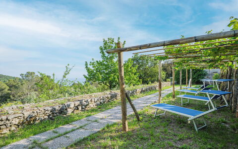 Casa Marepietra: Cielo, Montagna, Giorno, Costruzione, Pianta, Paesaggio Naturale, Casa, Vegetazione, Highland, Albero