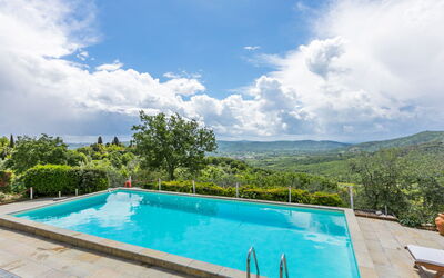 Ambra 651: Nube, Acqua, Cielo, Giorno, Proprietà, Pianta, Piscina, Azzurro, Albero, Rettangolo