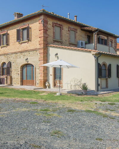 Pomarance 648: Plant, Sky, Building, Property, Window, House, Land Lot, Tree, Door