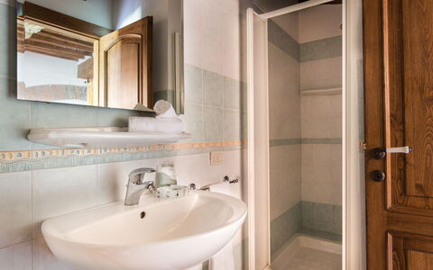 Accommodation:&nbsp;Marrone 649.3