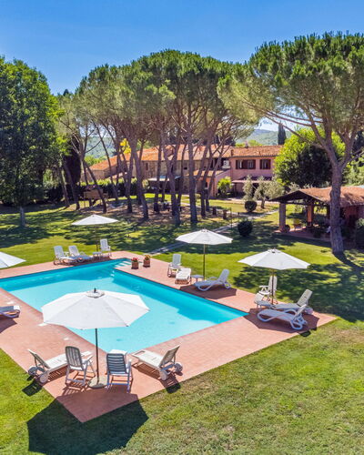Suvereto 649: Plant, Sky, Tree, Swimming Pool, Azure, Building, Shade, Outdoor Furniture, Body Of Water, Leisure