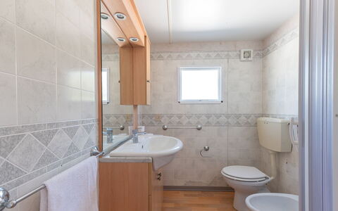 Scarlino 648: Brown, Plumbing Fixture, Tap, Sink, Property, Mirror, Bathroom Sink, Building, Bathroom
