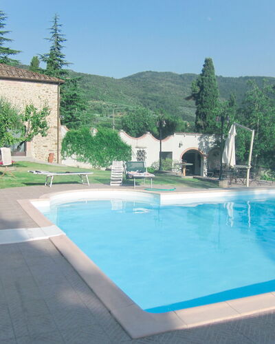Agriturismo del Talozzo: Water, Plant, Sky, Property, Building, Window, Swimming Pool, Tree, Shade, Chair