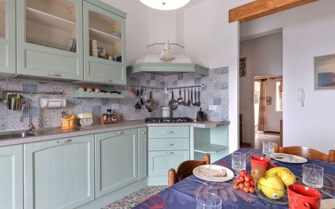 Al Tramonto: Cabinetry, Proprietà, Controsoffitto, Mobilia, Tavola, Cucina Stufa, Legna, Elettrodomestico Da Cucina, Interior Design, Stufa A Gas