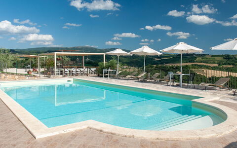 Futura: Nube, Acqua, Cielo, Piscina, Azzurro, Shade, Mobili Da Esterno, Rettangolo, Albero, Aqua