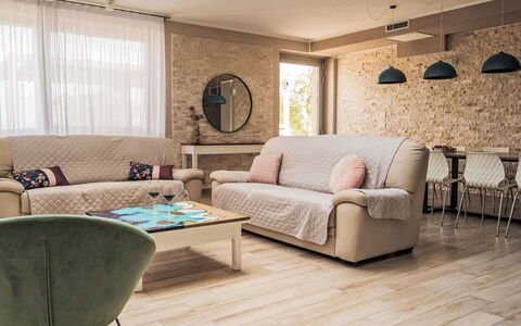 Futura: Mobilia, Interior Design, Pavimentazione, Pavimento, Tessile, Divano, Camera, Soggiorno, Sedia, Appartamento