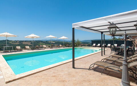Futura: Acqua, Costruzione, Cielo, Piscina, Pianta, Shade, Casa, Rettangolo, Mobili Da Esterno, Lettino