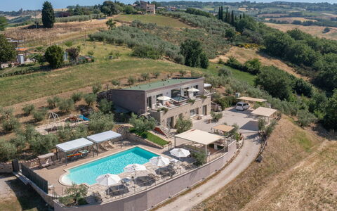 Futura: Cielo, Pianta, Albero, Piscina, Lotto, Urban Design, Paesaggio, Erba, Costruzione, Tempo Libero