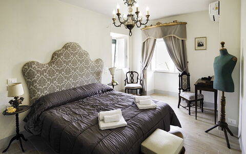 Casa Caterina: Camera Da Letto, Camera, Mobilia, Proprietà, Letto, Interior Design, Telaio Del Letto, Lenzuolo, Bedding, Parete