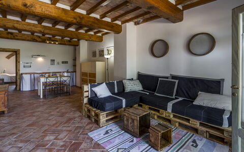 Alle Fornaci: Divano, Proprietà, Cornice, Tavolo, Soggiorno, Legna, Interior Design, Pavimento, Costruzione, Divano Letto