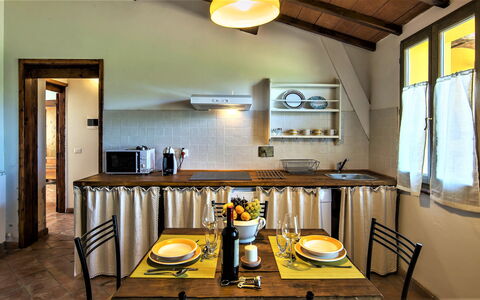 Alle Fornaci: Camera, Giallo, Mobilia, Proprietà, Interior Design, Costruzione, Soffitto, Tavolo, Casa, Sala Da Pranzo