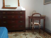 Camera matrimoniale con soffitto a volta e greca originale dipinta a mano, armadio e credenza in legno massello con specchio.
Lavabo di corredo in ferro e ceramica.
E' presente anche un tavolo con sedia. 
Due comodini con luce ai lati del letto.