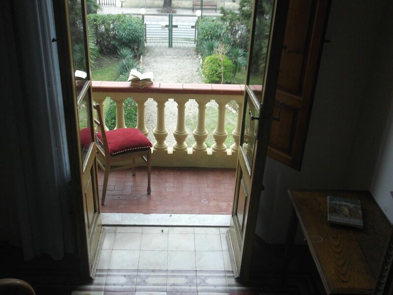 Camera singola con balcone privato.
A corredo c'è un armadio, una scrivania con sedia ed un comodino con lampada...