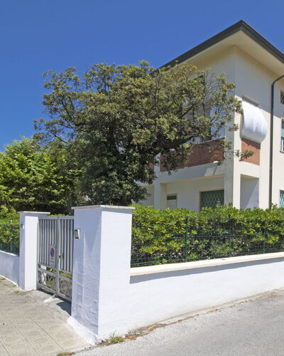Sandra: Property, House, Building, Real Estate, Home, Residential Area, Facade, Architecture, Land Lot, Neighbourhood