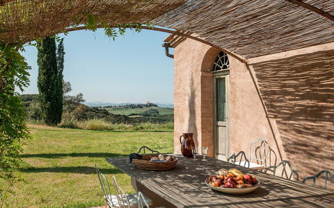 Lavacchio 14: Property, Plant, Sky, Window, Wood, Building, Shade, Table, Flowerpot, Grass