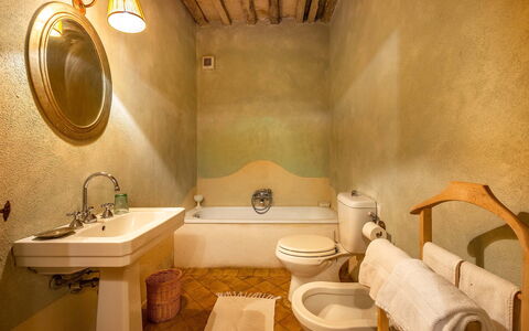 Lavacchio 16: Mirror, Tap, Plumbing Fixture, Property, Sink, Bathroom Sink, Bathroom, Building, Interior Design, Comfort