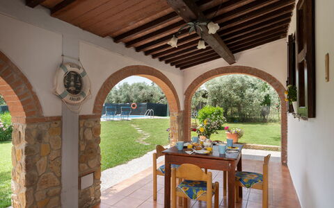 Villa Il Cipresso: Pianta, Tavolo, Mobilia, Vaso Di Fiori, Legna, Sedia, Shade, Portico, Pianta Della Casa, Interior Design