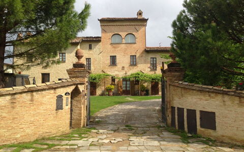 Monastery Guest House: Pianta, Costruzione, Proprietà, Cielo, Finestra, Albero, Casa, Nube, Brick, Mattina